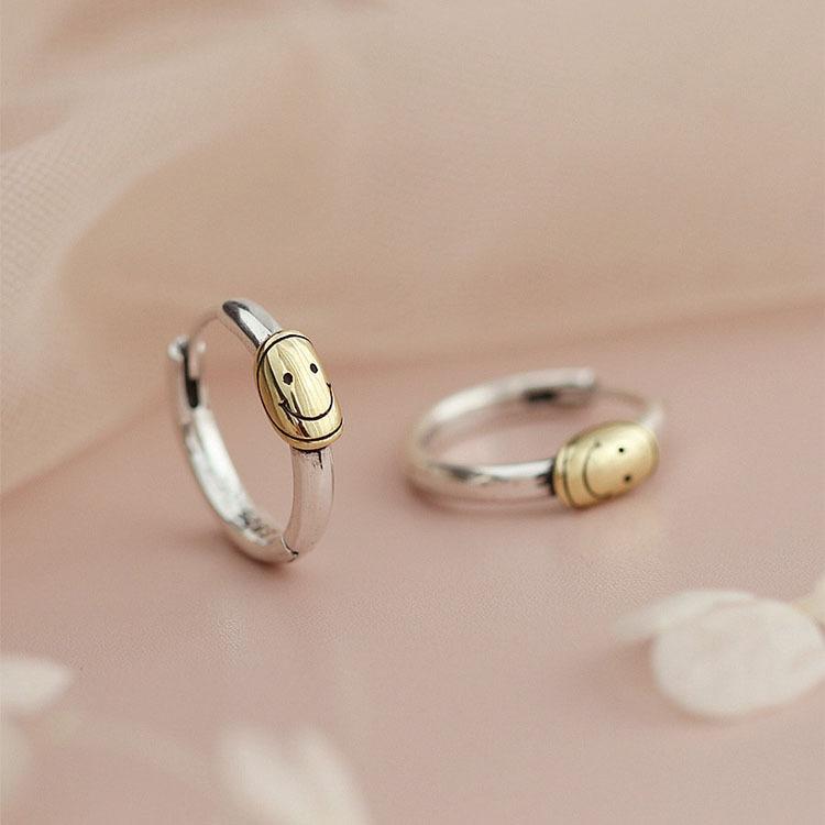 

Золотые винтажные серьги со смайликом, контрастирующие с модным дизайном и элегантными круглыми серьгами