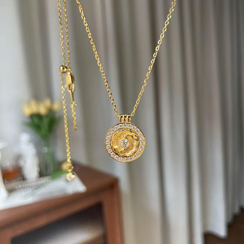 

Gold-Plated Camellia Necklace with Inlaid Diamonds