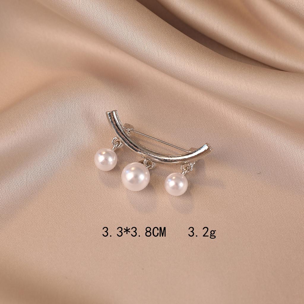 Silver pearl smiley face anti-light brooch light luxury pin anti-light buckle versatile corsage clothing accessories