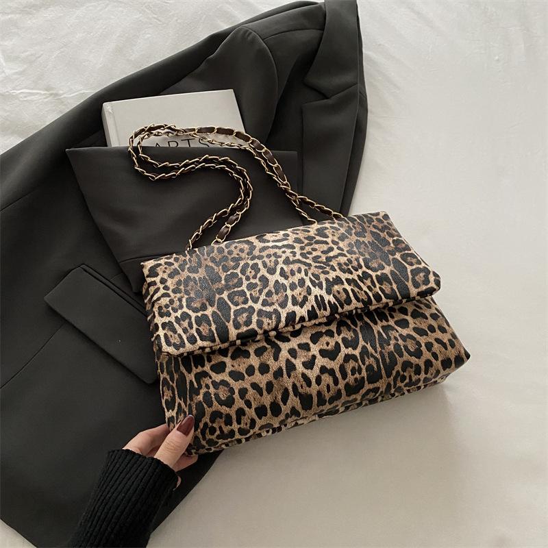 

Women s handbag 2025 new clutch bag, European and American fashion leopard print simple small square bag, personalized and beautiful shoulder bag коричневый