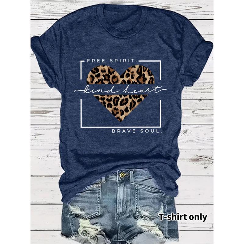 Ein neues lässiges T-Shirt mit Rundhalsausschnitt, lockerem Schnitt und kurzen Ärmeln, bedruckt mit Herzformen.