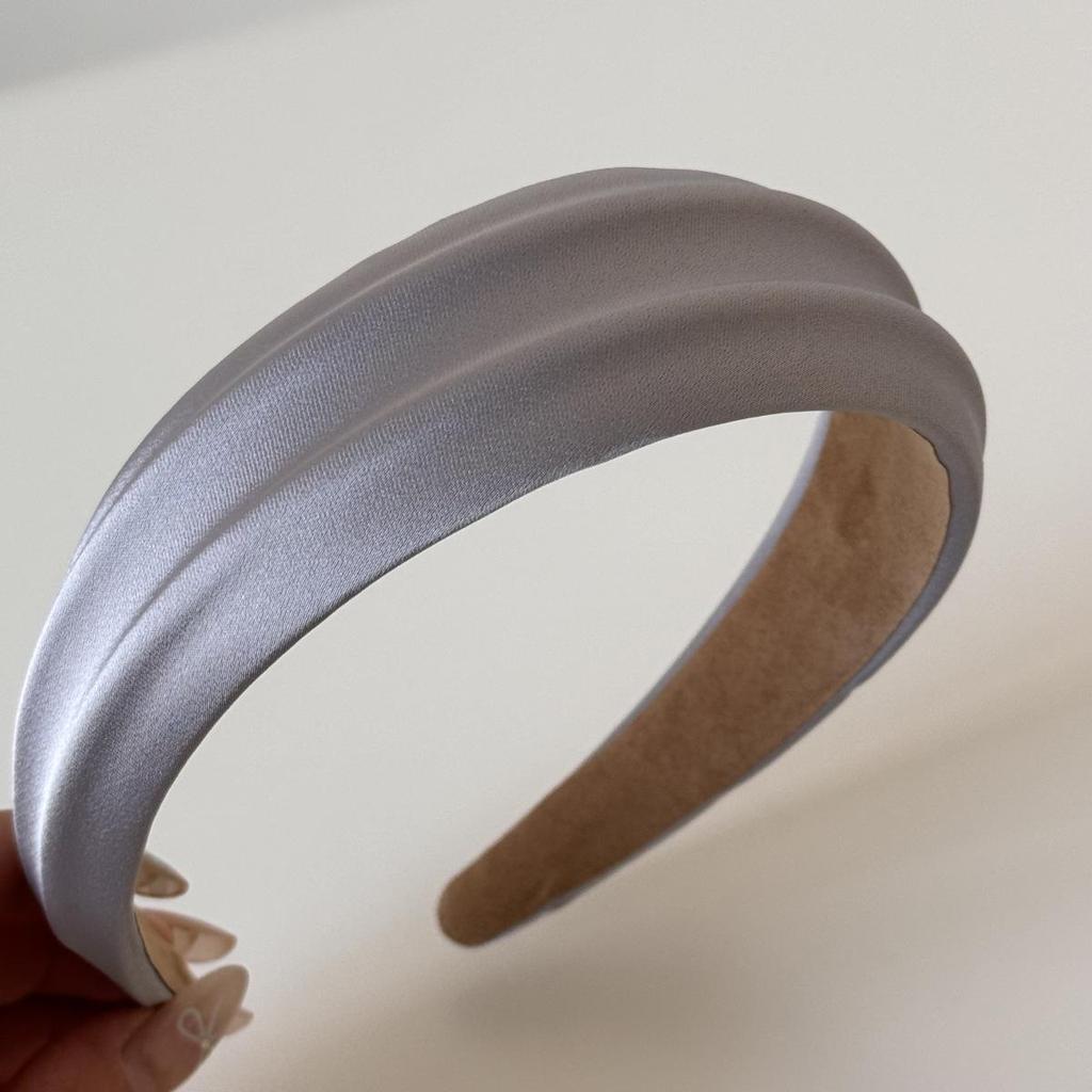 Elegant Embossed Satin Headband: Versatile Wide-Edge Hair Accessory for a High-End Feel