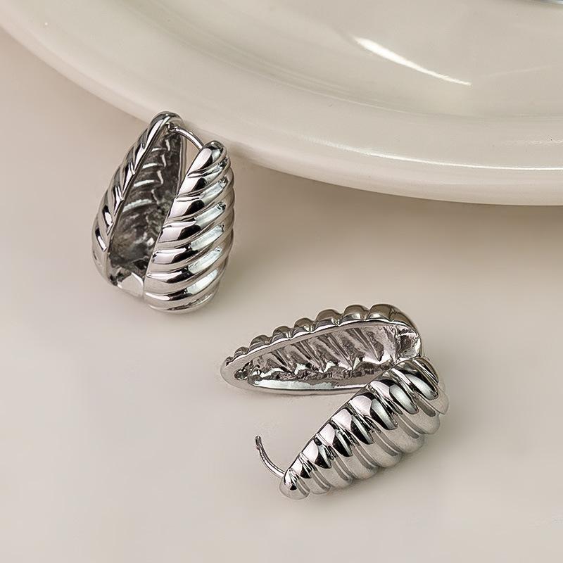 

2026 New Vintage Metal Shell Stud Earrings for Women Fashion Creative Gold Color Geometric Scalloped Earrings Zircon Wholesale