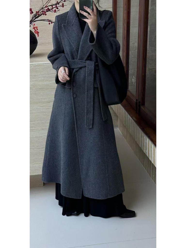 Urban Silhouette: Women's Double-Breasted Wool Coat with Suit Collar, Korean Style Slimming Design for Fall/Winter.
