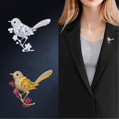 Japanische High-End Elster-Brosche – Niedlicher, farbenfroher Anti-Expositions-Anstecker für unverwechselbaren Stil & Persönlichkeit