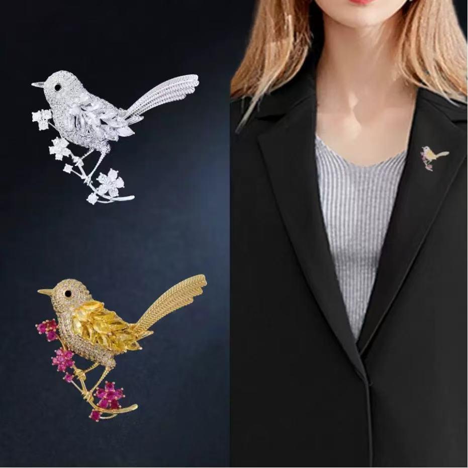 Japanese High-End Magpie Brooch – Cute, Colorful, Anti-Exposure Pin for Distinctive Style & Personality
