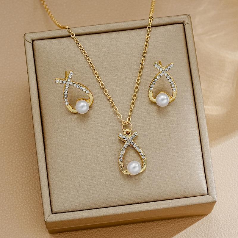 Niche design diamond-encrusted red cherry pendant earrings, fashionable and versatile, festive stud earrings, whitening earrings