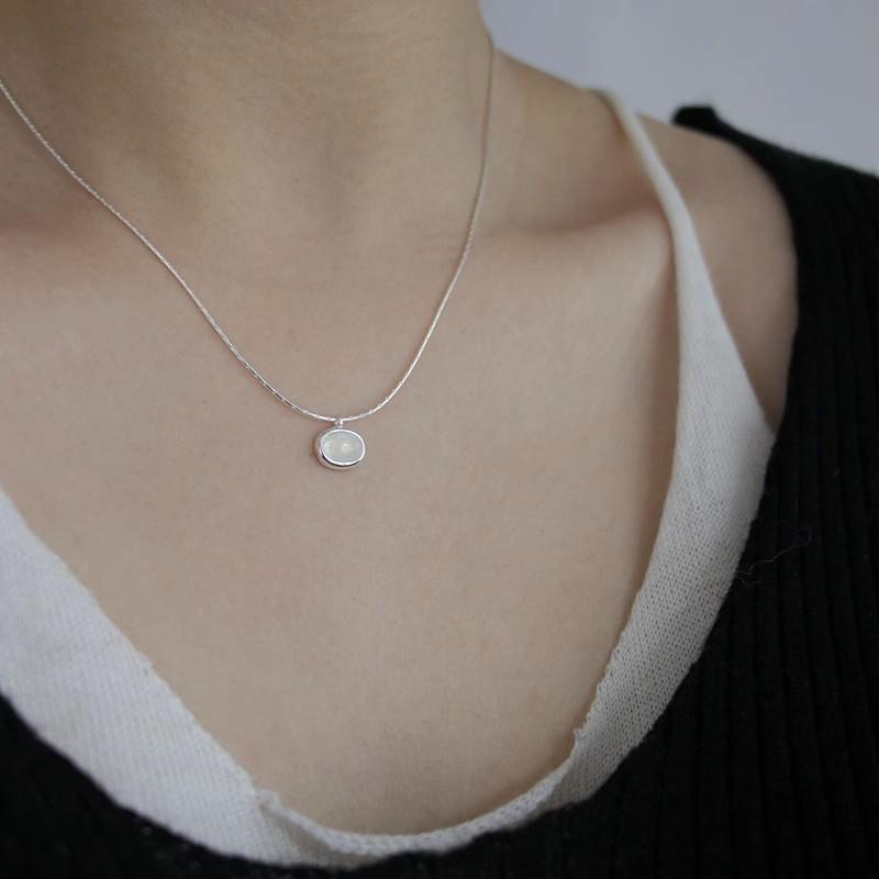 Korean INS Simple Oval Agate Pendant Necklace - Versatile, High-End French Retro Style for Women