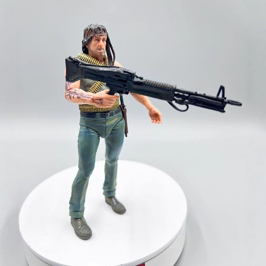 Action figure di Stallone tratta da First Blood, realizzata in PVC per collezionisti e fan.