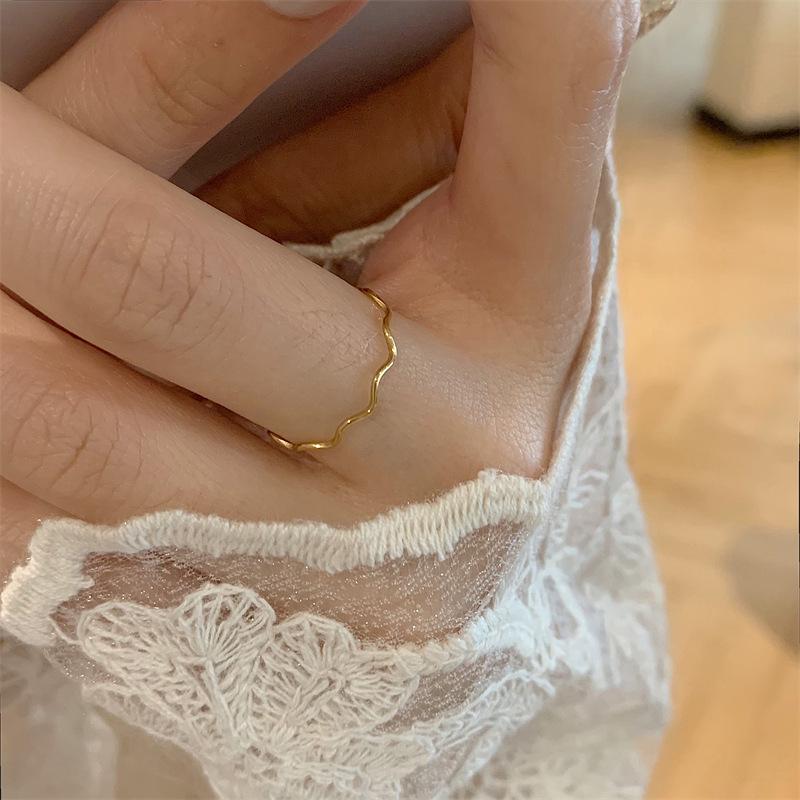 Slender Wave Geometric Gold-Plated Ring - Fashionable Internet Celebrity Style for Women