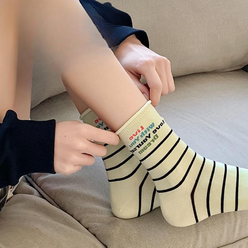 Women's Sports Mid-calf Socks, Cotton Mid-calf Long Calf with Horizontal Stripes and Rolled Fringes, Casual Socks for Autumn and Winter