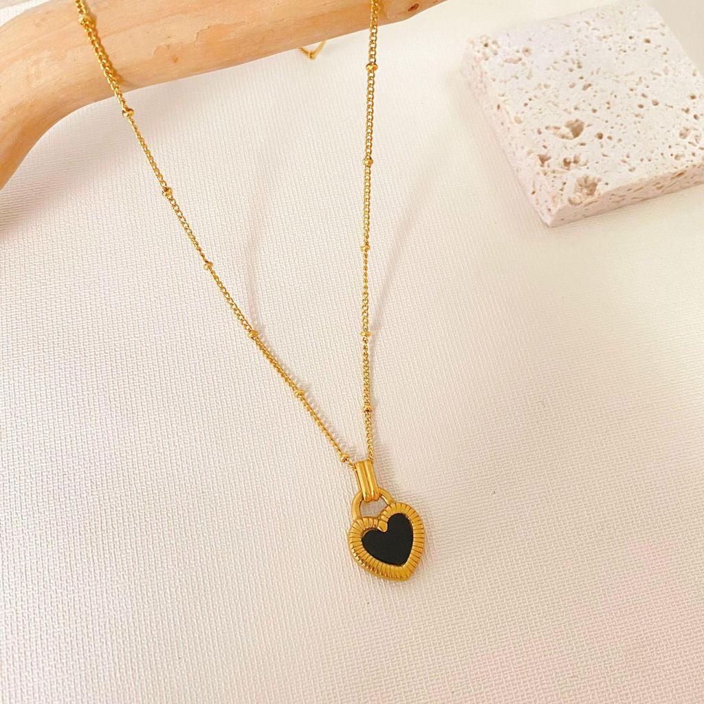 French Black & White Heart Necklace for Women - Double-sided Peach Heart Pendant, Chic and Versatile.