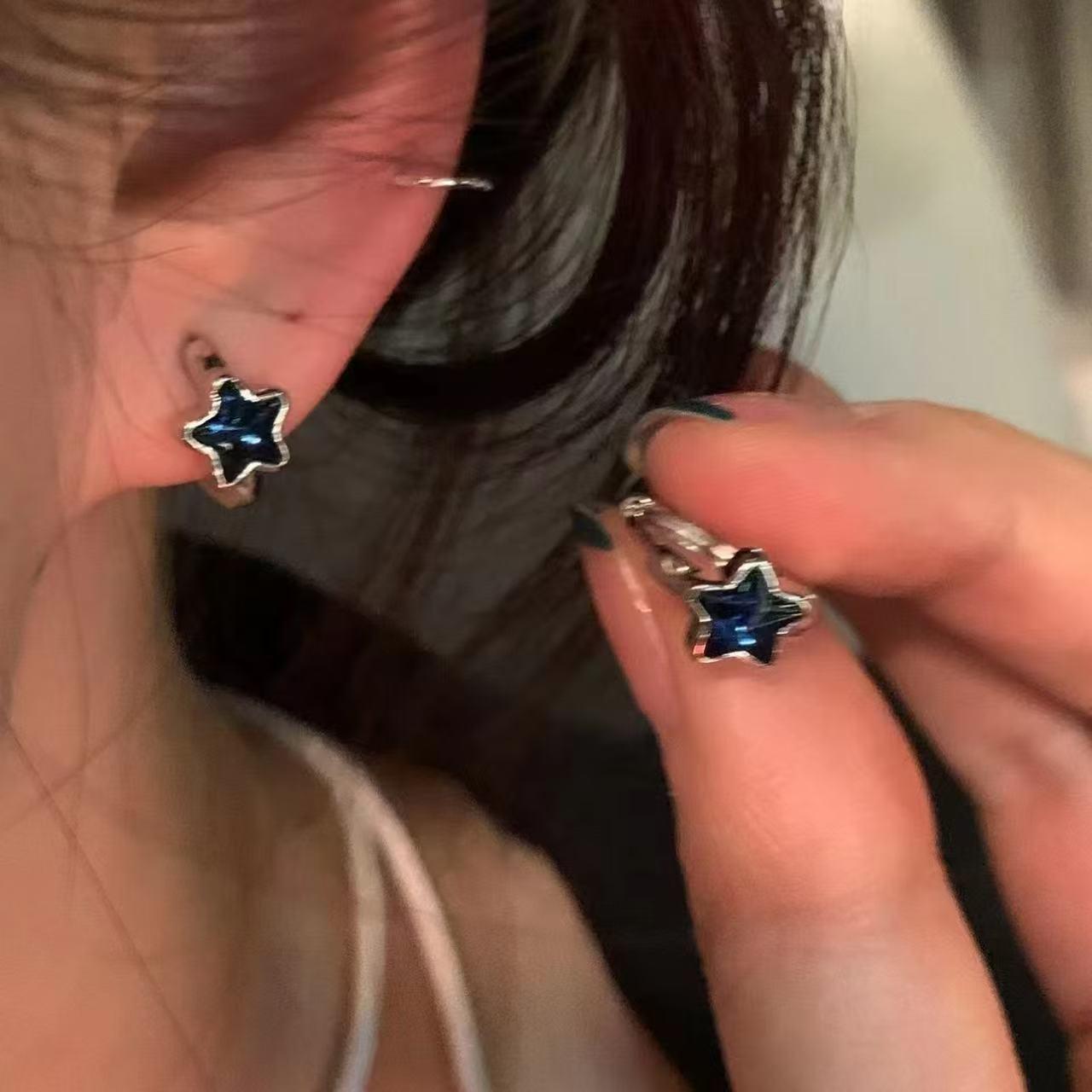 

Elegant Blue Star Earrings - Exquisite, High-End Autumn/Winter Ear Cuffs