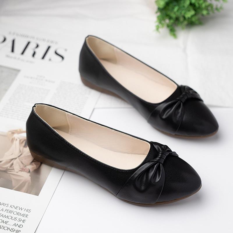 Soft-soled Soft Leather Mother Shoes Shallow Mouth Versatile Doudou Shoes One-pedal Single Shoes 2025 New Lightweight Women's Shoes Work Shoes