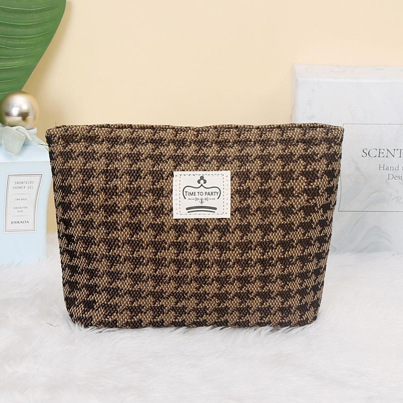 Large Capacity Makeup Bag Fashion Chessboard Grid Portable Wash Pouch Storage