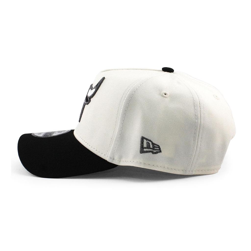 New Era 9FORTY Chicago Bulls NBA 1966 Eröffnungssaison Grau UV Snapback Kappe in EU mit farbigem Schirm und Seiten 940AF A-Frame Creme, Exklusiv, Aufnäher.