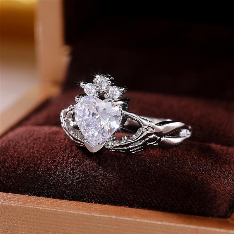 New Crystal Heart Cubic Zirconia Hands Love Rings for Women Stylish Proposal Engagement Jewelry Unique Design Female Rings