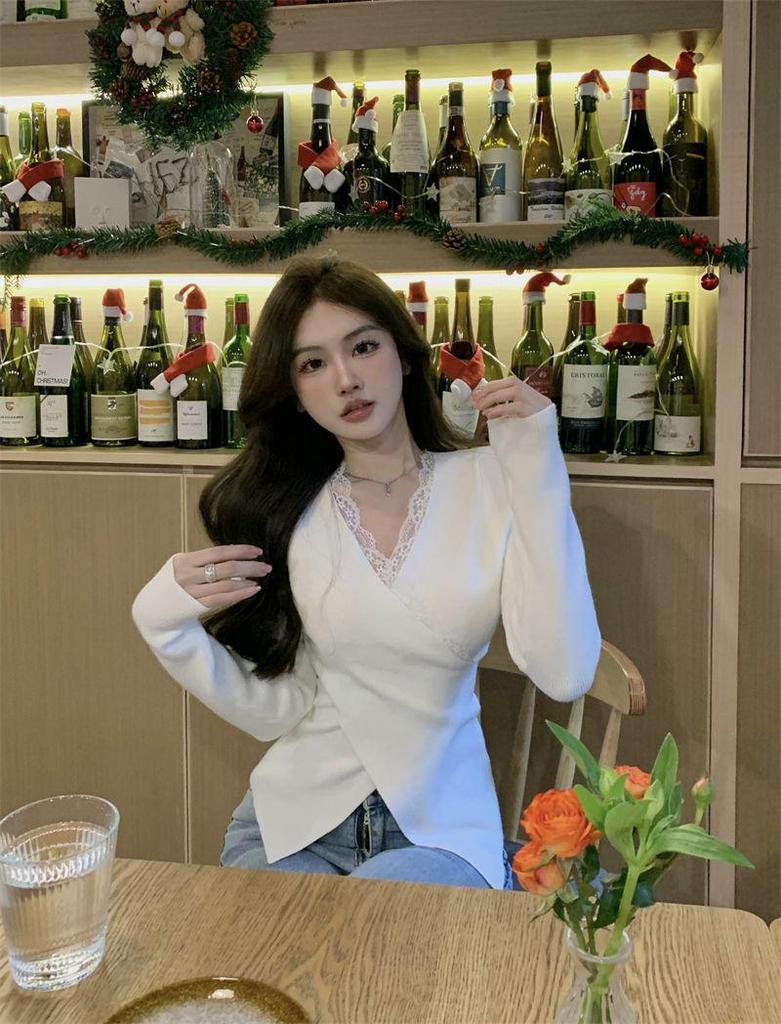 Stylish Black Lace V-Neck Slim-Fit Knitted Top for Women 2025