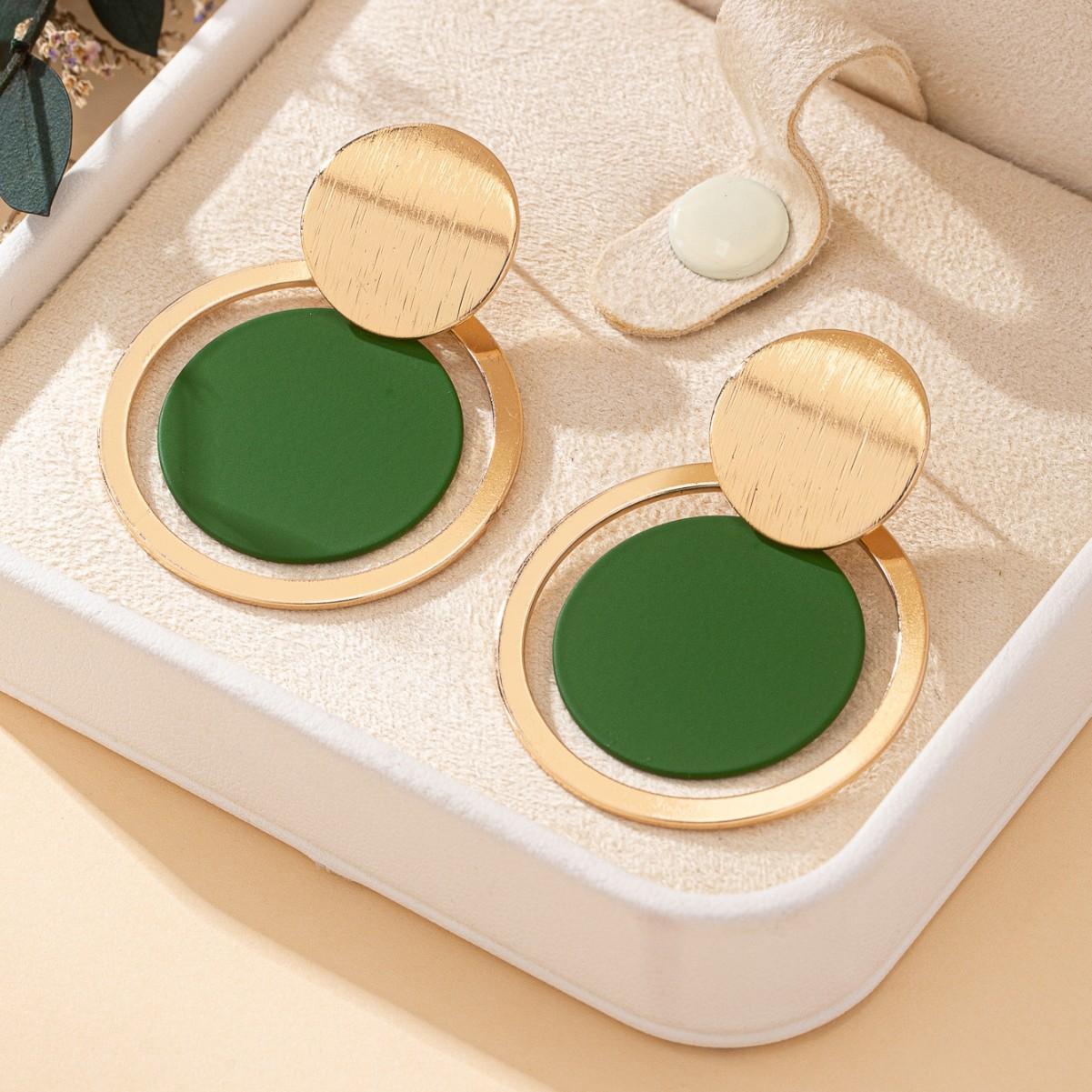 

Модні сережки-гвоздики для жіночих прикрас зелений