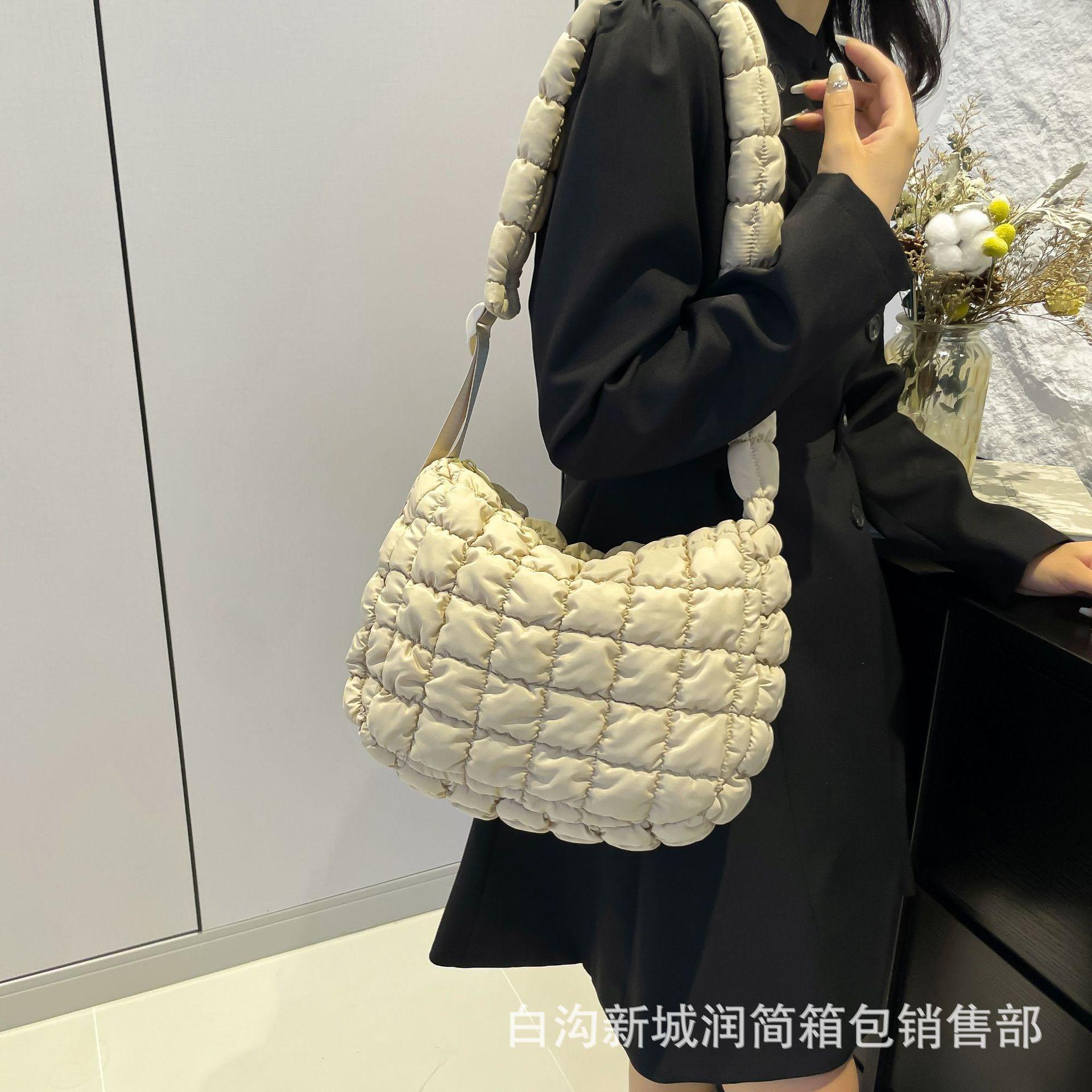 

2025 New Pleated Cloud Bag Large Strap Adjustable Shoulder Bag Large Capacity Bubble Tote Crossbody Women s Bag 37*10*29