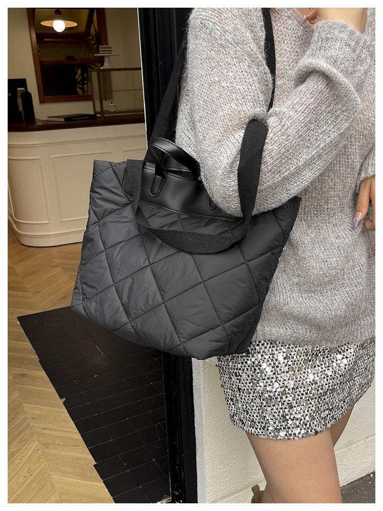 2025 Trendy Argyle Cotton-Padded Women's Shoulder & Crossbody Bag - Versatile, Solid Color Tote