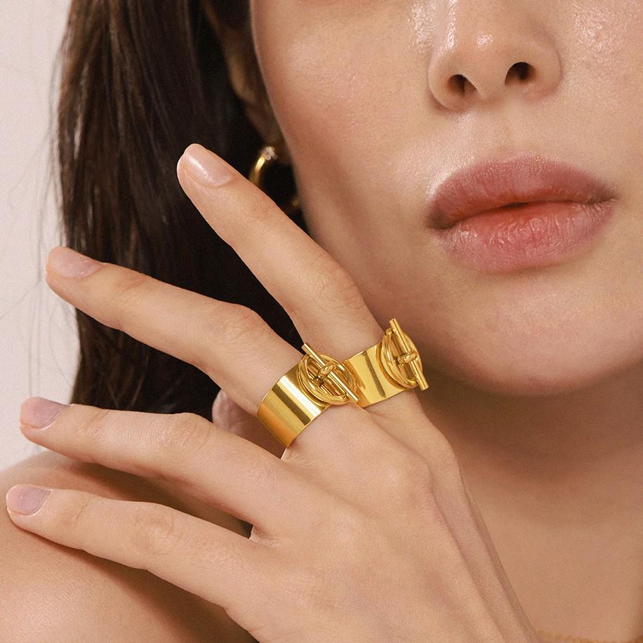 Pierścionek Omeka OT ze stali nierdzewnej platerowany 18-karatowym złotem z szeroką klamrą - Biżuteria Hip Hop na palec wskazujący