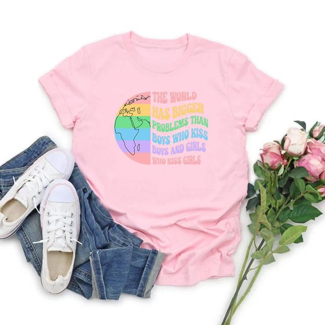 Svět má větší problémy než kluci, kteří se líbají s kluky, a dívky, kteří se líbají s dívkami, tričko pro gaye, tričko pro rovnost, LGBTQ topy, tričko pro Pride