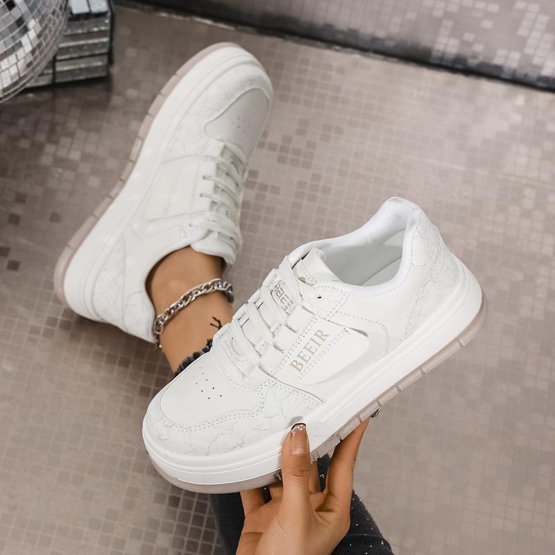 Fashion Fashion White Lace Up Skateboard Shoes Women 2025 Autumn Soft Thick Bottom Casual Shoes Cute Round Toe Stitching Sneakers