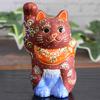 Niedliche Kutani-Keramikfigur von Waza no mit einer winkenden Katze und dem Fuji. Ein perfektes Geschenk für Geschäfte und die 88. Maneki-neko Kura, rechtshändiges Motiv.