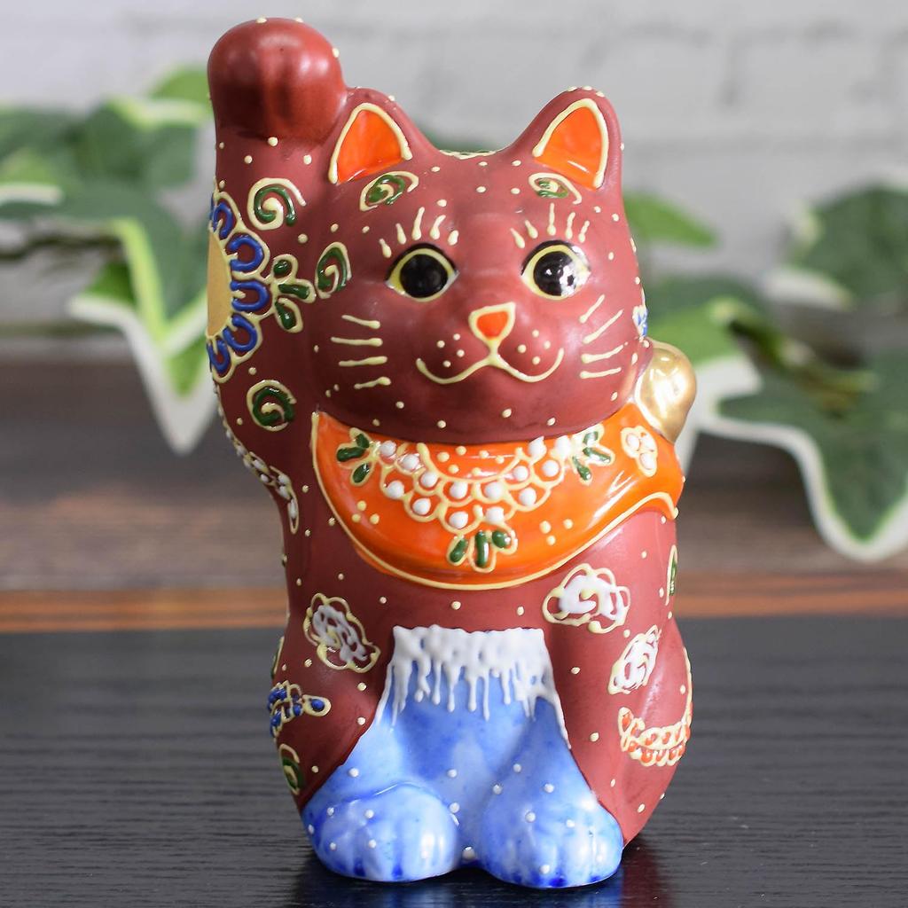 Niedliche Kutani-Keramikfigur von Waza no mit einer winkenden Katze und dem Fuji. Ein perfektes Geschenk für Geschäfte und die 88. Maneki-neko Kura, rechtshändiges Motiv.