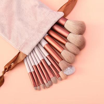 Set de Pensule de Machiaj Sijiqing cu 13 Piese, cu Perii Moi: Include pensule pentru pudră, blush, iluminator și sprâncene.