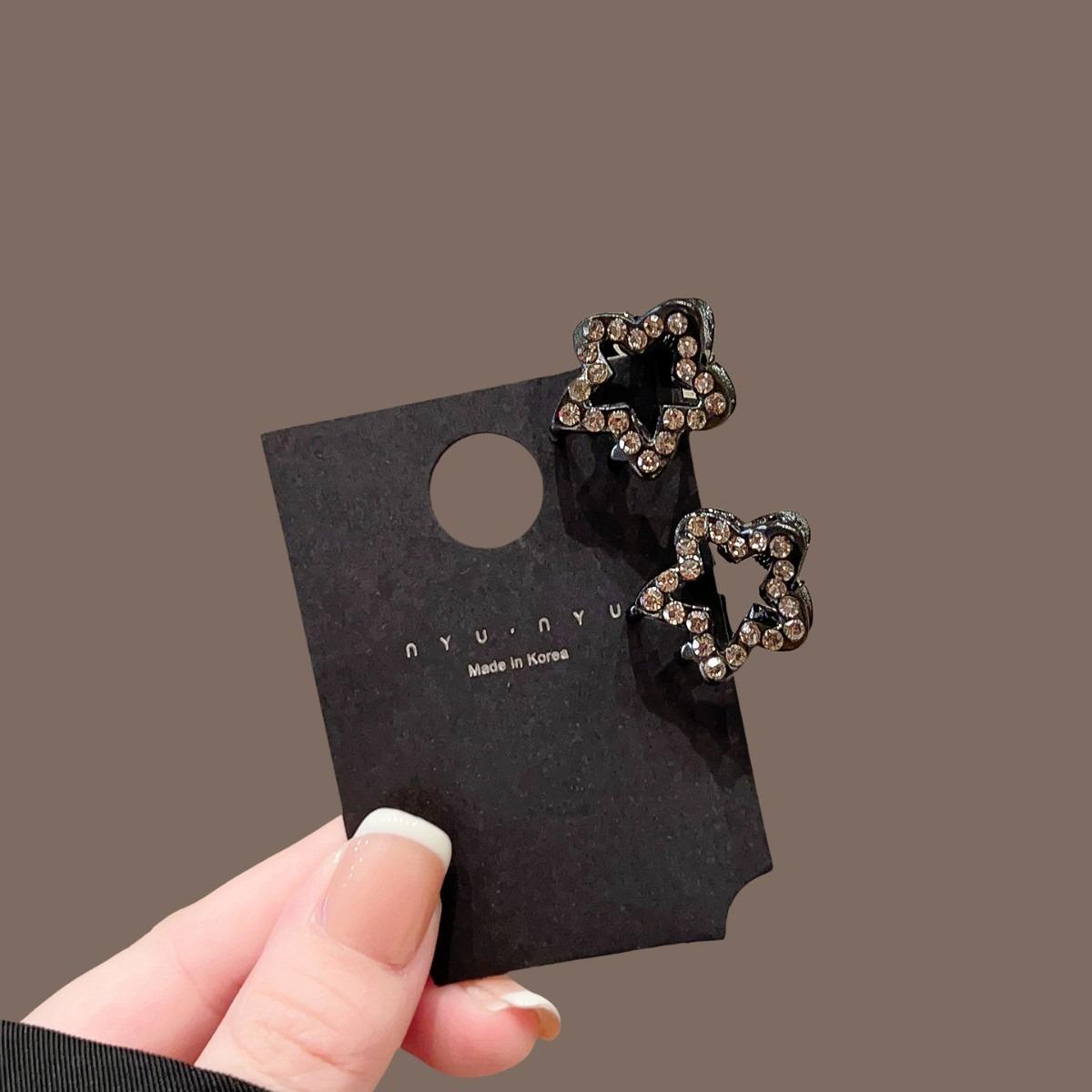 

2/4pcs Niche High-end Korean Style Black Background Diamond Studded Clover Brooch Lights Up Competitive Fashion Highlights