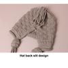 1 Stück Handgefertigte Häkelmütze aus buntem Garn für Damen Winter Gestrickte Beanie-Mütze mit Ohrenklappen, Quaste und Bommel