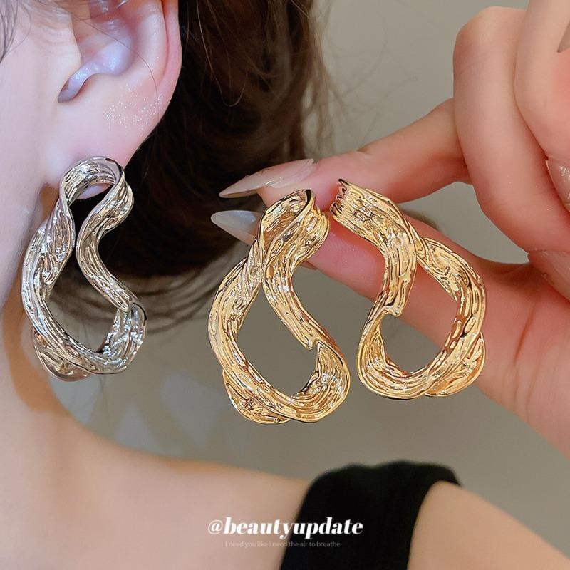 Silver Needle Twisted Geometric Texture Metal Stud Earrings Women's Exquisite Fashion Versatile Earrings Premium Earrings Wholesale