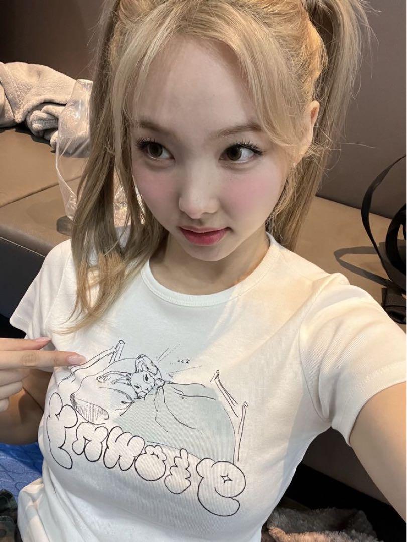 

[USED] Nayeon wearing glowy T-shirt