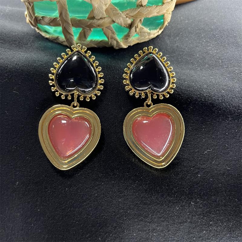 Qingdao Resin Heart Earrings: French High-End Second-Hand Fashion for Women