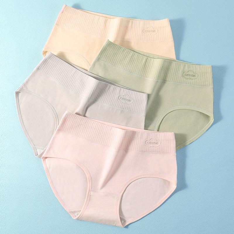 Zapakowane 4 sztuki bielizny damskiej z czystej bawełny z nadrukiem. Bawełniana bielizna ze średnim stanem. Proste i oddychające figi