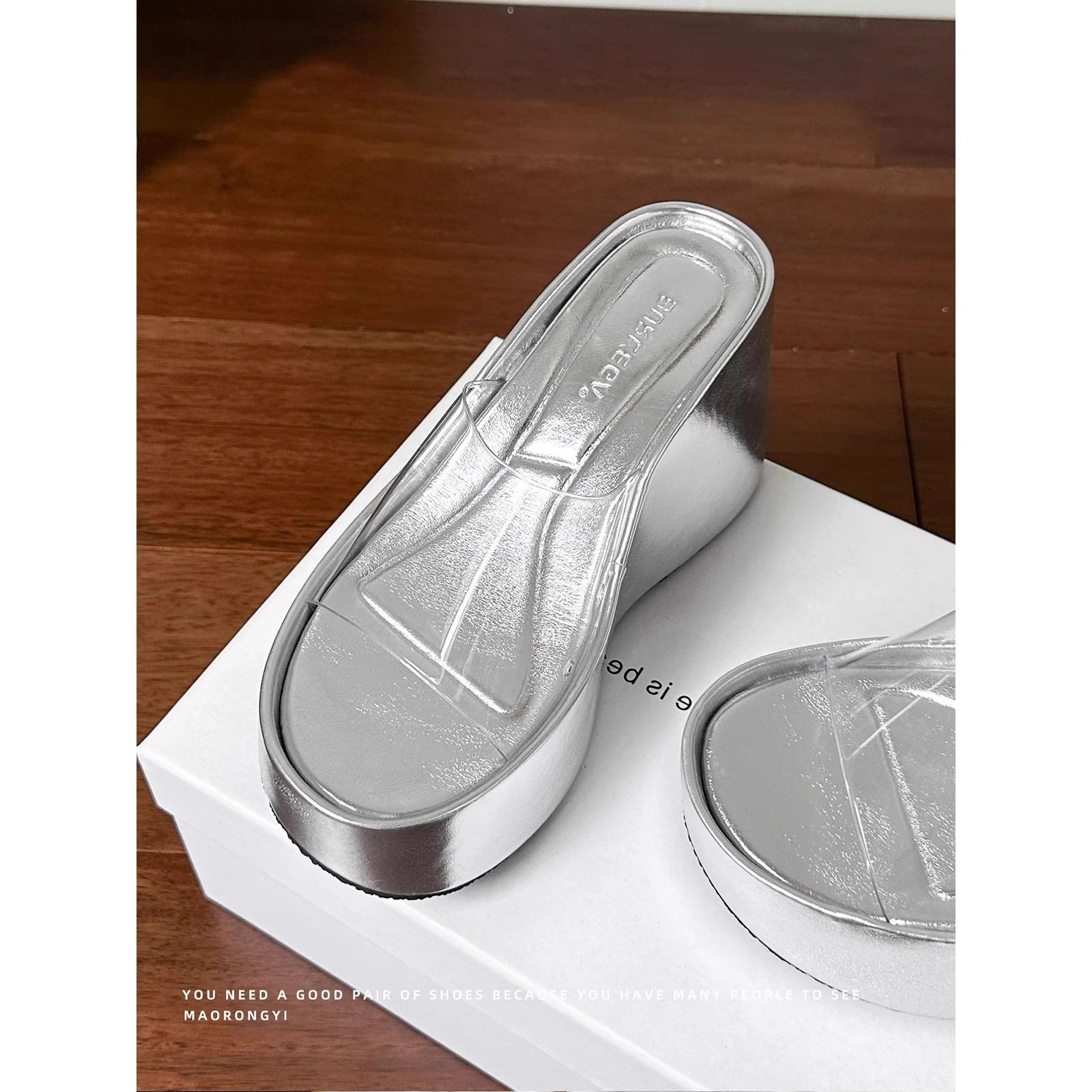 

Beautiful slope heel cool slippers for women s wear 2025 new high-end muffin thick-soled one-word high-heeled transparent sandals 40