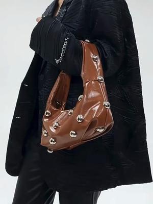 Schwarze Halbmond-Achseltasche für Damen Luxuriöse Nieten-Perlen-Handtaschen Rote Geldbörse Einfarbige PU-Leder-Schulter-Crossbody-Taschen CLE