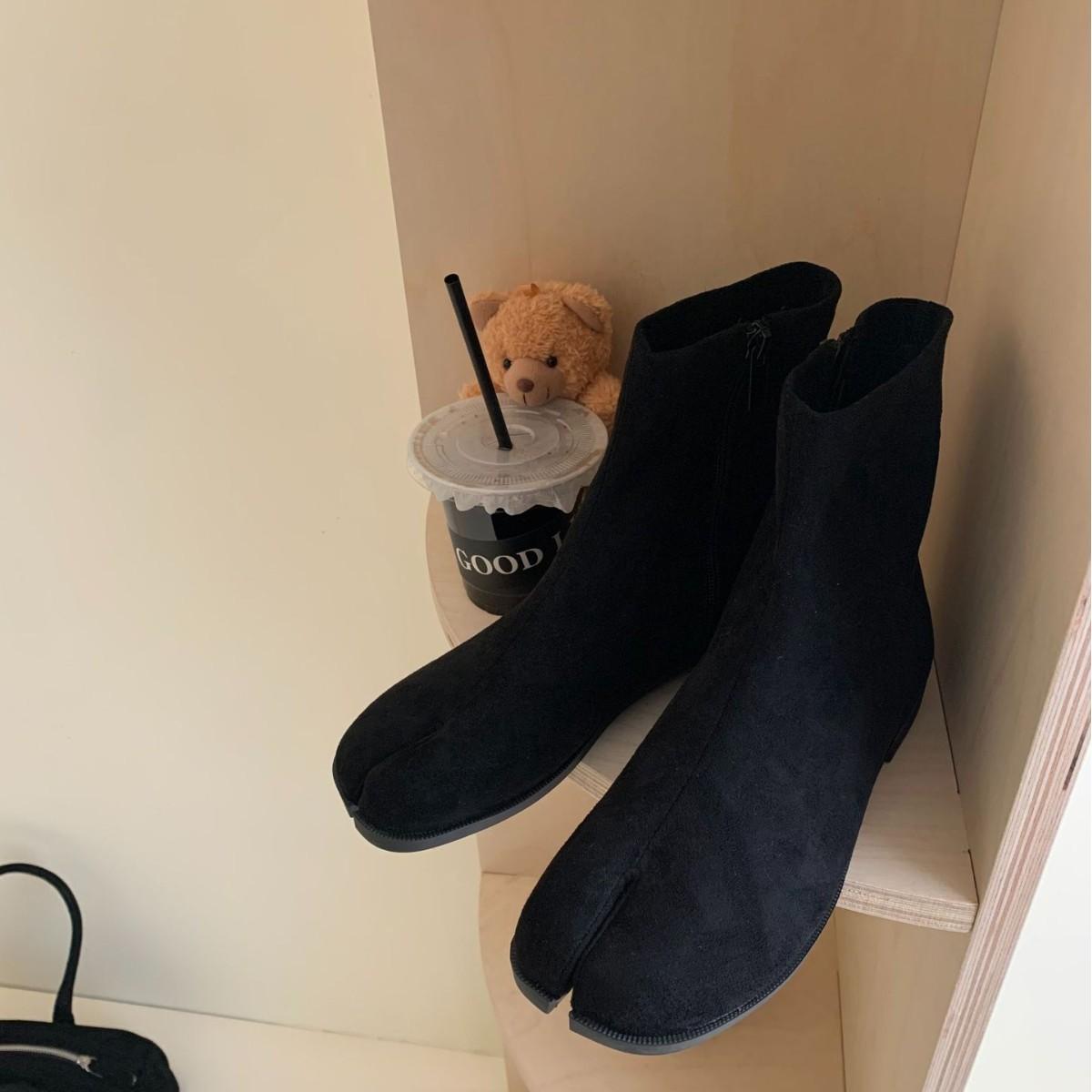 

IPPEUM Women Ankle Split Toe Boots Black Faux Suede 2024 Autumn Side Zip Flat Tabis Toe Shoes 245 чёрный