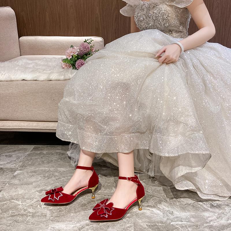 Rimocy Elegante Perlenschleife Hochzeitsschuhe Damen Kristall Knöchelriemen Dünne Absätze Pumps Damen Spitzschuh Rote High Heels Schuhe