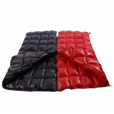 El saco de dormir ligero de plumón de ganso entre el camping interior y exterior se puede unir en dos edredones para diversos propósitos.