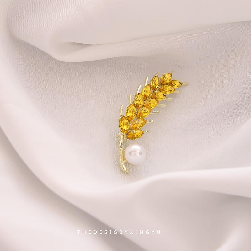 Broche Elegante de Pérola Dourada e Espiga de Trigo: Acessório Versátil e de Alta Qualidade para Mulheres