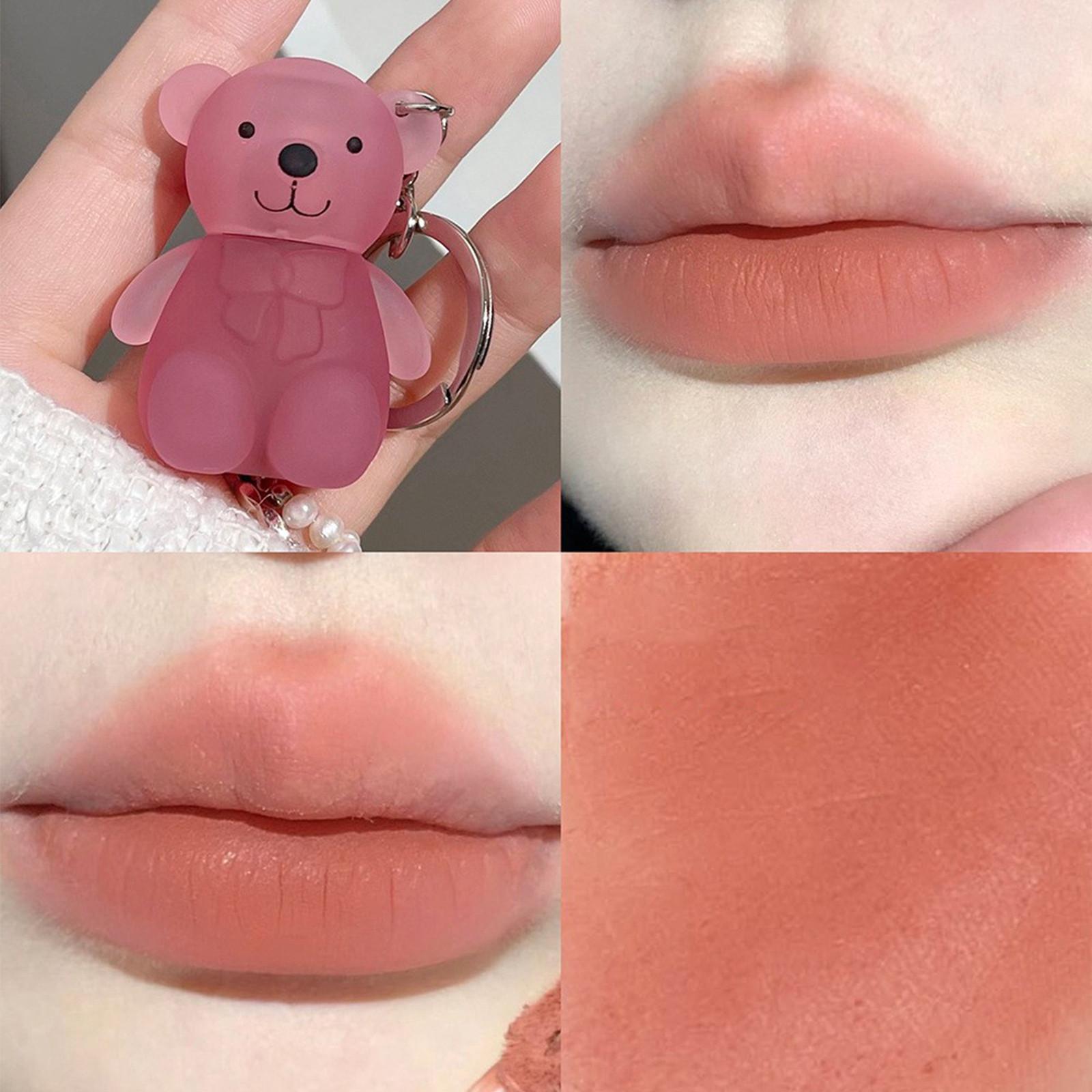 

Бархатный макияж губ демонстрирует шелковистую гладкую помаду Glaze Natural Universal Lipstick. One Size