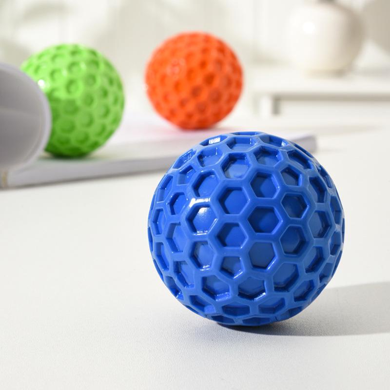 Hundespielzeug Haustier Ball mit Geräusch Wabenform Zähne Reinigen Quetschball Interaktives Spielzeug Welpe Weichgummi