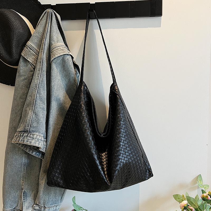 

Shoulder bag Korean version rhombus woven simple versatile messenger bag large capacity casual fashion commuter tote bag чёрный