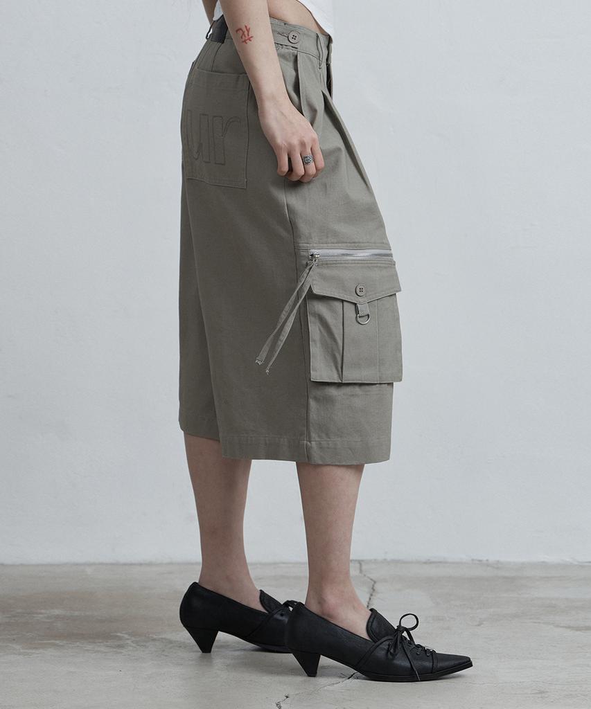 Aejeuyua Pintuck Stitch Bermuda Pants Khaki Beige