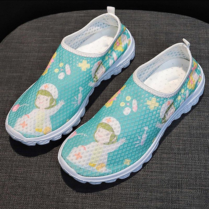 Nové dámské ploché boty Kreslený potisk Sestra Lékař Dámské tenisky Nazouvací Síťované boty Prodyšné Dámské mokasíny Zapatos Planos