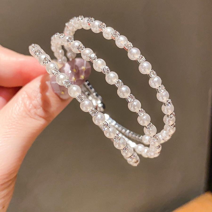 Minimalist Pearl Bracelet With Rhinestone Embellishments For Elegant Women
