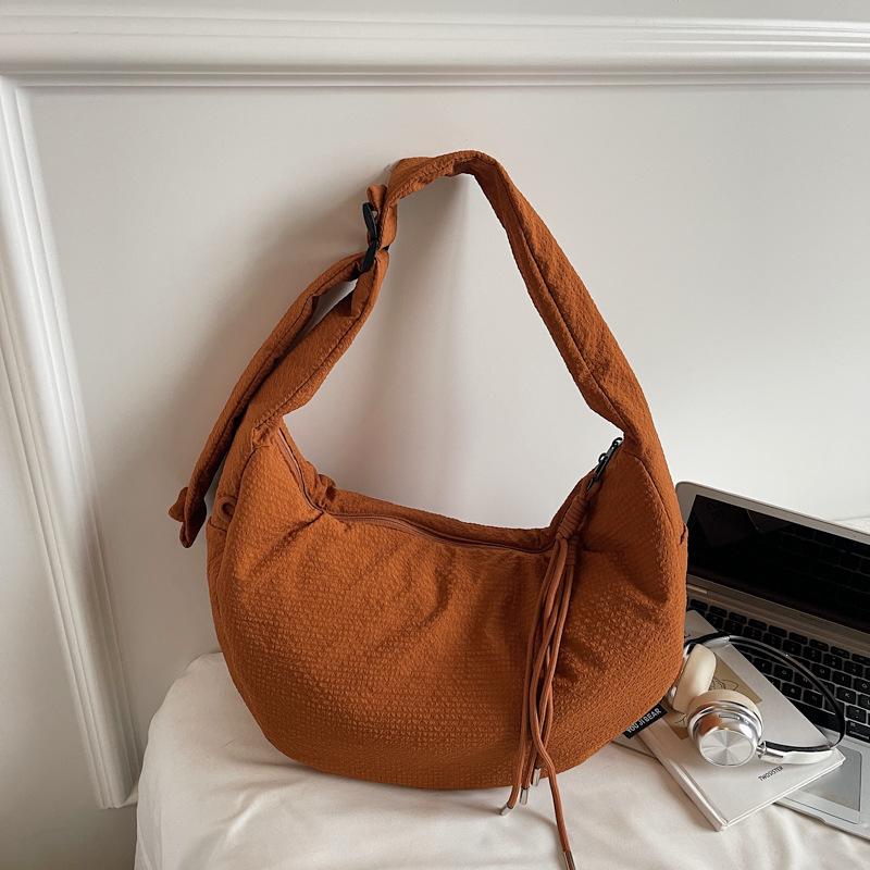 

Корейская версия нишевой моды однотонная сумка через плечо 2025 осень новая большая вместимость простая сумка-пельмень сумка-мессенджер для通勤 коричневый